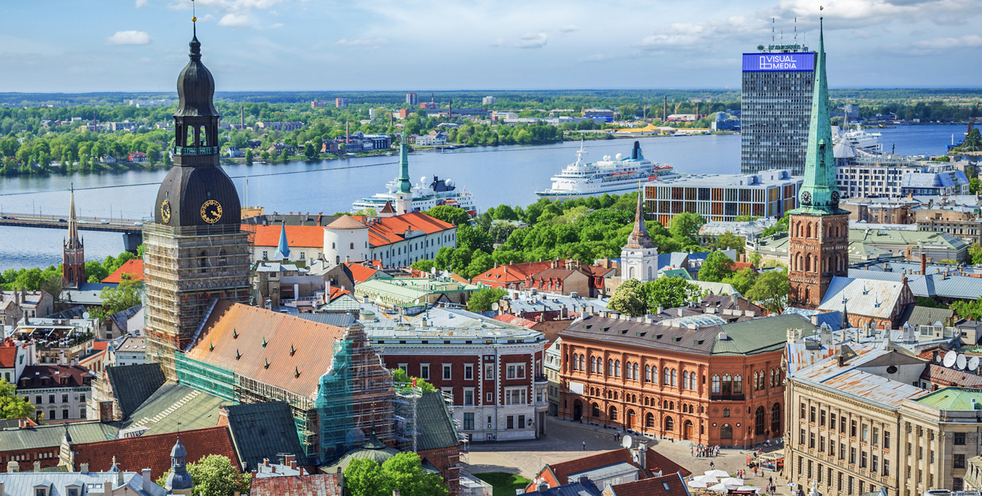 Jau 19 gadus mēs izvietojam lielformāta reklāmu Rīgas labākajās vietās. Līdz sīkākajām niansēm mēs pārzinām gan klientu vajadzības, gan ēku un ražotāju iespējas.