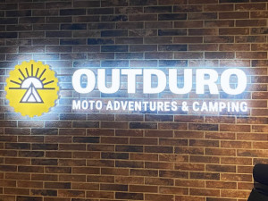 Gaismas kastes, 3D logotipi, piloni