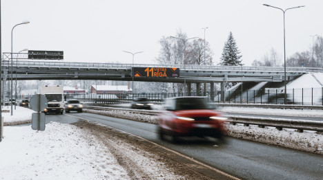 Satiksmes pārvads Nr 6 pār K.Ulmaņa gatvi Jūrkalnes ielā (skats no Jūrmalas uz Rīgu) 