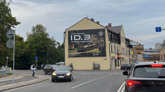 Lāčplēša iela 80 uz centru